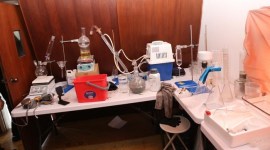 Bareskrim Polri menggerebek pabrik rumahan atau home industry narkoba di Semarang, Jawa Tengah, pada Rabu (3/4/2024). [Dok. Direktorat Tindak Pidana Narkoba Bareskrim Polri]