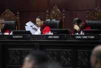 
Sidang MK. Anggota Bawaslu Jawa Tengah Nur Kholiq mengatakan pihaknya tidak menemukan unsur pelanggaran Pemilu dari kegiatan Presiden Joko Widodo (Jokowi) membagikan bantuan sosial (bansos). [CNNIndonesia/Adi Ibrahim]