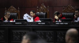 
Sidang MK. Anggota Bawaslu Jawa Tengah Nur Kholiq mengatakan pihaknya tidak menemukan unsur pelanggaran Pemilu dari kegiatan Presiden Joko Widodo (Jokowi) membagikan bantuan sosial (bansos). [CNNIndonesia/Adi Ibrahim]