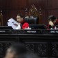 
Sidang MK. Anggota Bawaslu Jawa Tengah Nur Kholiq mengatakan pihaknya tidak menemukan unsur pelanggaran Pemilu dari kegiatan Presiden Joko Widodo (Jokowi) membagikan bantuan sosial (bansos). [CNNIndonesia/Adi Ibrahim]