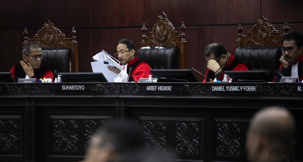 
Sidang MK. Anggota Bawaslu Jawa Tengah Nur Kholiq mengatakan pihaknya tidak menemukan unsur pelanggaran Pemilu dari kegiatan Presiden Joko Widodo (Jokowi) membagikan bantuan sosial (bansos). [CNNIndonesia/Adi Ibrahim]