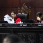 MK melarang kubu 01 dan 03 untuk bertanya kepada empat menteri Jokowi yang akan dihadirkan dalam sidang sengketa Pilpres 2024. [CNN Indonesia/Adi Ibrahim]