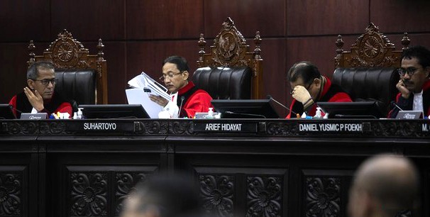 MK melarang kubu 01 dan 03 untuk bertanya kepada empat menteri Jokowi yang akan dihadirkan dalam sidang sengketa Pilpres 2024. [CNN Indonesia/Adi Ibrahim]