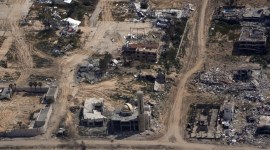 
Foto dari udara menunjukkan gedung-gedung di Gaza hancur akibat gempuran militer Israel. [dok. AP/Leo Correa]