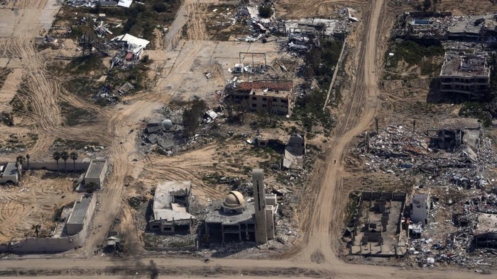 
Foto dari udara menunjukkan gedung-gedung di Gaza hancur akibat gempuran militer Israel. [dok. AP/Leo Correa]
