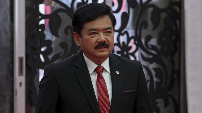 Menko Polhukam mengatakan menurut data PPATK, ada 3,2 juta warga yang main judi online. Di tiga bulan pertama 2024 saja, perputaran duit mencapai Rp100 triliun. [AFP/BAY ISMOYO]