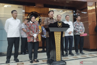 
Menkopolhukam Hadi Tjahjanto bersama Mensos Tri Rismaharini dan Menkominfo Budi Arie Setiadi saat konferensi pers di Kantor Kemenkopolhukam, Jakarta, Kamis (18/4/2024). [ANTARA/Bagus Ahmad Rizaldi]
