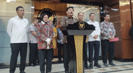 
Menkopolhukam Hadi Tjahjanto bersama Mensos Tri Rismaharini dan Menkominfo Budi Arie Setiadi saat konferensi pers di Kantor Kemenkopolhukam, Jakarta, Kamis (18/4/2024). [ANTARA/Bagus Ahmad Rizaldi]