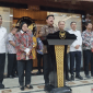 
Menkopolhukam Hadi Tjahjanto bersama Mensos Tri Rismaharini dan Menkominfo Budi Arie Setiadi saat konferensi pers di Kantor Kemenkopolhukam, Jakarta, Kamis (18/4/2024). [ANTARA/Bagus Ahmad Rizaldi]