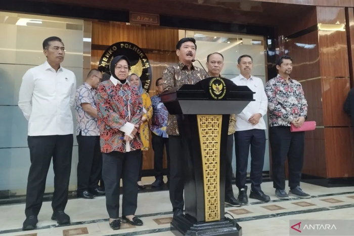 
Menkopolhukam Hadi Tjahjanto bersama Mensos Tri Rismaharini dan Menkominfo Budi Arie Setiadi saat konferensi pers di Kantor Kemenkopolhukam, Jakarta, Kamis (18/4/2024). [ANTARA/Bagus Ahmad Rizaldi]