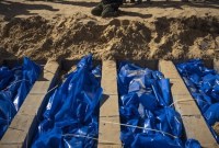 JKuburan massal berisi 392 jenazah ditemukan di dua rumah sakit di Jalur Gaza, Palestina. Pejabat di Gaza menduga ada korban yang dikubur hidup-hidup oleh Israel.