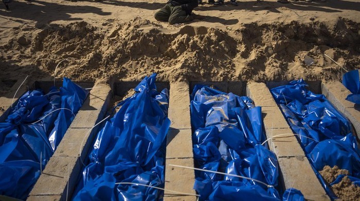 JKuburan massal berisi 392 jenazah ditemukan di dua rumah sakit di Jalur Gaza, Palestina. Pejabat di Gaza menduga ada korban yang dikubur hidup-hidup oleh Israel.