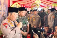 Kapolri Jenderal Pol Listyo Sigit Prabowo dan Panglima TNI Jenderal TNI Agus Subiyanto memberikan keterangan kepada wartawan usai acara buka puasa bersama TNI-Polri di Jakarta, Selasa (2/4/2024). Kapolri mengaku dengan senang hati hadir sebagai saksi dalam sidang Perselisihan Hasil Pemilihan Umum (PHPU) presiden dan wakil presiden 2024 di Mahkamah Konstitusi (MK). [ANTARA/Laily Rahmawaty]