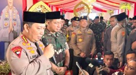 Kapolri Jenderal Pol Listyo Sigit Prabowo dan Panglima TNI Jenderal TNI Agus Subiyanto memberikan keterangan kepada wartawan usai acara buka puasa bersama TNI-Polri di Jakarta, Selasa (2/4/2024). Kapolri mengaku dengan senang hati hadir sebagai saksi dalam sidang Perselisihan Hasil Pemilihan Umum (PHPU) presiden dan wakil presiden 2024 di Mahkamah Konstitusi (MK). [ANTARA/Laily Rahmawaty]