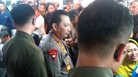 Kapolri Jenderal Listyo Sigit Prabowo saat meninjau pelaksanaan mudik Lebaran 1445 H/2024 di Pelabuhan Merak. Kapolri meminta seluruh jajaran agar dapat mengantisipasi adanya antrean panjang kendaraan di seluruh pelabuhan selama periode mudik Lebaran 2024. [ANTARA FOTO/MANSYUR]