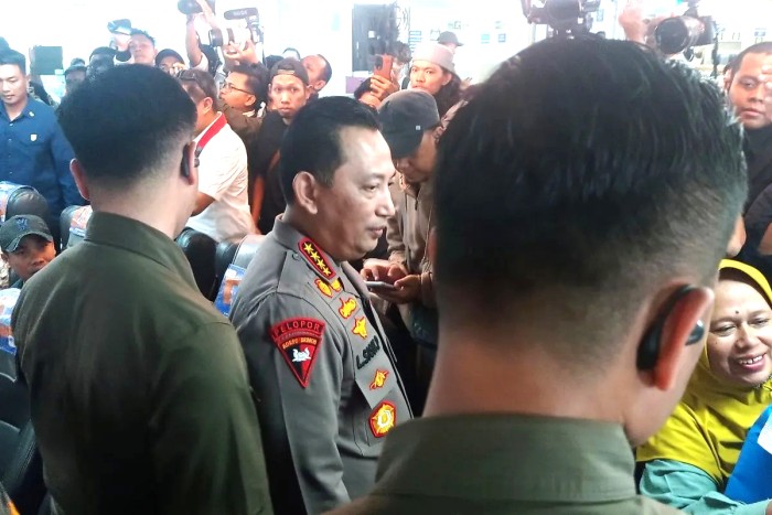 Kapolri Jenderal Listyo Sigit Prabowo saat meninjau pelaksanaan mudik Lebaran 1445 H/2024 di Pelabuhan Merak. Kapolri meminta seluruh jajaran agar dapat mengantisipasi adanya antrean panjang kendaraan di seluruh pelabuhan selama periode mudik Lebaran 2024. [ANTARA FOTO/MANSYUR]