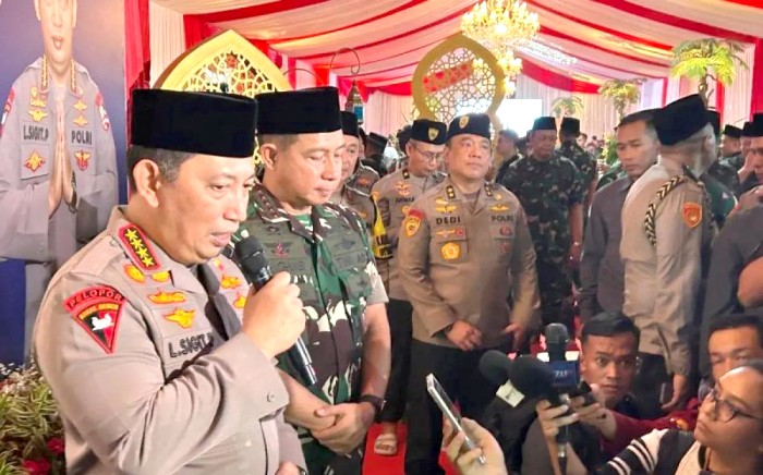Kapolri Jenderal Pol Listyo Sigit Prabowo dan Panglima TNI Jenderal TNI Agus Subiyanto memberikan keterangan kepada wartawan usai acara buka puasa bersama TNI-Polri di Jakarta, Selasa (2/4/2024). Kapolri mengaku dengan senang hati hadir sebagai saksi dalam sidang Perselisihan Hasil Pemilihan Umum (PHPU) presiden dan wakil presiden 2024 di Mahkamah Konstitusi (MK). [ANTARA/Laily Rahmawaty]