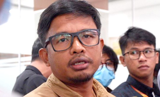 Anggota KPU Idham Holik mengatakan pihaknya akan segera berkonsultasi dengan DPR dan pemerintah terkait dua RPKPU Pilkada 2024. [CNN Indonesia/Khaira Ummah JP]