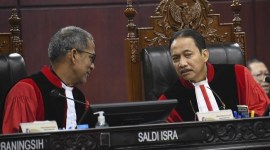 Hakim MK Saldi Isra singgung pemohon yang menggugat hasil Pemilu atau Pileg 2024. [ANTARA FOTO/ADITYA PRADANA PUTRA]
