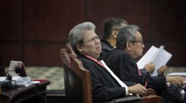 Kuasa hukum Ganjar-Mahfud, Todung Mulya Lubis mendorong Ketua Mahkamah Konstitusi (MK) menghadirkan Presiden Joko Widodo (Jokowi) dalam sidang gugatan hasil Pilpres 2024. [CNNIndonesia/Adhi Wicaksono]