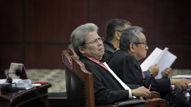 Kuasa hukum Ganjar-Mahfud, Todung Mulya Lubis mendorong Ketua Mahkamah Konstitusi (MK) menghadirkan Presiden Joko Widodo (Jokowi) dalam sidang gugatan hasil Pilpres 2024. [CNNIndonesia/Adhi Wicaksono]