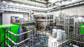 Matahari buatan Korea Selatan telah mencetak rekor fusi baru setelah memanaskan lingkaran plasma hingga 100 juta derajat Celcius selama 48 detik. [Foto: AFP/ANTHONY WALLACE]