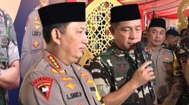 Panglima TNI Jenderal TNI Agus Subiyanto didampingi Kapolri Jenderal Pol Listyo Sigit Prabowo memberikan keterangan kepada wartawan usai acara buka puasa bersama TNI-Polri, Jakarta, Selasa (2/4/2024) malam. Pada kesempatan tersebut Panglima TNI Agus Subiyanto mengatakan kepada awak media tak bakal merelokasi gudang amunisi buntut insiden ledakan karena seluruh gudang sudah memenuhi standar. [ANTARA/Laily Rahmawaty]
