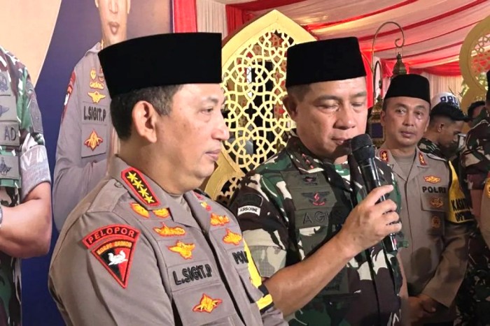 Panglima TNI Jenderal TNI Agus Subiyanto didampingi Kapolri Jenderal Pol Listyo Sigit Prabowo memberikan keterangan kepada wartawan usai acara buka puasa bersama TNI-Polri, Jakarta, Selasa (2/4/2024) malam. Pada kesempatan tersebut Panglima TNI Agus Subiyanto mengatakan kepada awak media tak bakal merelokasi gudang amunisi buntut insiden ledakan karena seluruh gudang sudah memenuhi standar. [ANTARA/Laily Rahmawaty]
