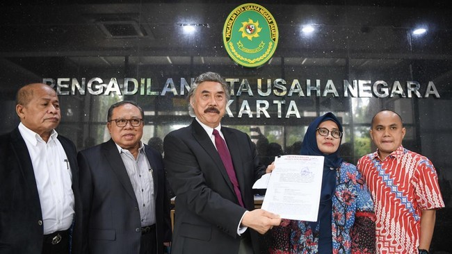Ketua Tim Hukum PDIP, Gayus Lumbuun meminta Komisi Pemilihan Umum (KPU) menunda penetapan Prabowo Subianto-Gibran Rakabuming Raka sebagai presiden dan wakil presiden terpilih dalam Pilpres 2024. [ANTARA FOTO/M RISYAL HIDAYAT]