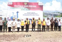 Wakil Gubernur Kalteng Edy Pratowo bersama Dirjen Perkebunan Kementerian Pertanian RI (Kementan) Andi Nur Alamsyah melakukan Peletakan Batu Pertama atau Pembangunan Rice Milling Unit dan Rice to Rice di Desa Pantik, Kecamatan Pandih Batu, Kabupaten Pulang Pisau, Rabu (3/4/2024). [Dok Pemprov Kalteng]