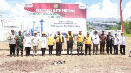 Wakil Gubernur Kalteng Edy Pratowo bersama Dirjen Perkebunan Kementerian Pertanian RI (Kementan) Andi Nur Alamsyah melakukan Peletakan Batu Pertama atau Pembangunan Rice Milling Unit dan Rice to Rice di Desa Pantik, Kecamatan Pandih Batu, Kabupaten Pulang Pisau, Rabu (3/4/2024). [Dok Pemprov Kalteng]