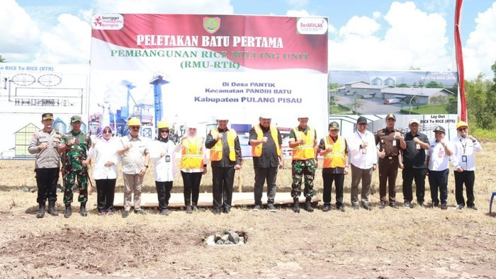 Wakil Gubernur Kalteng Edy Pratowo bersama Dirjen Perkebunan Kementerian Pertanian RI (Kementan) Andi Nur Alamsyah melakukan Peletakan Batu Pertama atau Pembangunan Rice Milling Unit dan Rice to Rice di Desa Pantik, Kecamatan Pandih Batu, Kabupaten Pulang Pisau, Rabu (3/4/2024). [Dok Pemprov Kalteng]