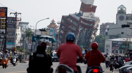 Dampak gempa Taiwan. [REUTERS/Carlos Garcia Rawlins]