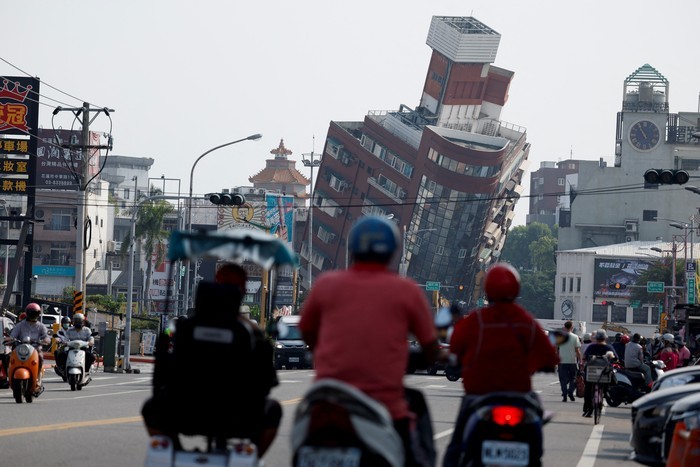 Dampak gempa Taiwan. [REUTERS/Carlos Garcia Rawlins]