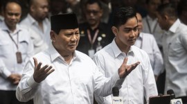 Presiden dan wakil presiden terpilih dari Pilpres 2024 Prabowo Subianto dan Gibran Rakabuming Raka saat hadir langsung di Gedung KPU, Jakarta Pusat. [ANTARA FOTO/Aprillio Akbar]
