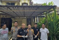 Polda Metro Jaya menggerebek pabrik rumahan atau home industry narkoba jenis tembakau sintetis. [CNNIndonesia/Taufiq H]