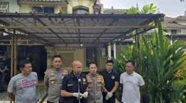 Polda Metro Jaya menggerebek pabrik rumahan atau home industry narkoba jenis tembakau sintetis. [CNNIndonesia/Taufiq H]