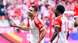 Raphael Guerreiro (kiri) merayakan golnya ke gawang Cologne. Foto: dpa/picture alliance via Getty I/picture alliance

