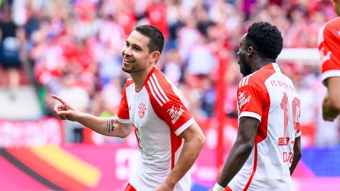 Raphael Guerreiro (kiri) merayakan golnya ke gawang Cologne. Foto: dpa/picture alliance via Getty I/picture alliance

