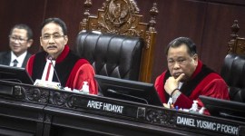 
Hakim Mahkamah Konstitusi (MK) Arief Hidayat (kanan) mengatakan Badan Pengawas Pemilu (Bawaslu) pasif dalam menyelesaikan permasalahan penyelenggaraan Pemilu 2024. [ANTARA FOTO/Aprillio Akbar]