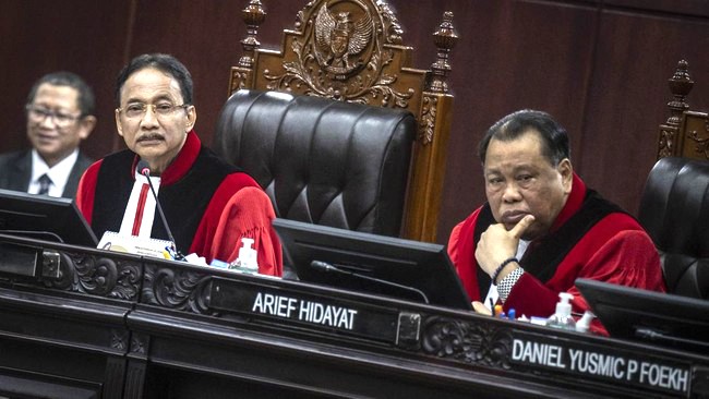 
Hakim Mahkamah Konstitusi (MK) Arief Hidayat (kanan) mengatakan Badan Pengawas Pemilu (Bawaslu) pasif dalam menyelesaikan permasalahan penyelenggaraan Pemilu 2024. [ANTARA FOTO/Aprillio Akbar]