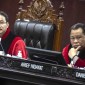 Mahkamah Konstitusi (MK) menyatakan bakal menghadirkan empat menteri dan pihak Dewan Kehormatan Penyelenggara Pemilu (DKPP) dalam sidang sengketa hasil Pilpres 2024 pada Jumat 5 April. [ANTARA FOTO/Aprillio Akbar]