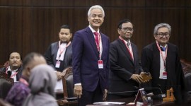 Ganjar Pranowo dan Mahfud MD mengucapkan selamat bekerja kepada Prabowo Subianto dan Gibran Rakabuming Raka yang akan menjadi presiden-wakil presiden. [CNNIndonesia/Adi Ibrahim]