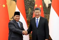 Prabowo Subianto dan Xi Jinping berjabat tangan saat pertemuan di Beijing, China. [China Daily via Reuters]