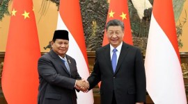 Prabowo Subianto dan Xi Jinping berjabat tangan saat pertemuan di Beijing, China. [China Daily via Reuters]