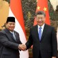 Prabowo Subianto dan Xi Jinping berjabat tangan saat pertemuan di Beijing, China. [China Daily via Reuters]