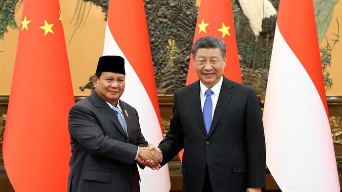 Prabowo Subianto dan Xi Jinping berjabat tangan saat pertemuan di Beijing, China. [China Daily via Reuters]
