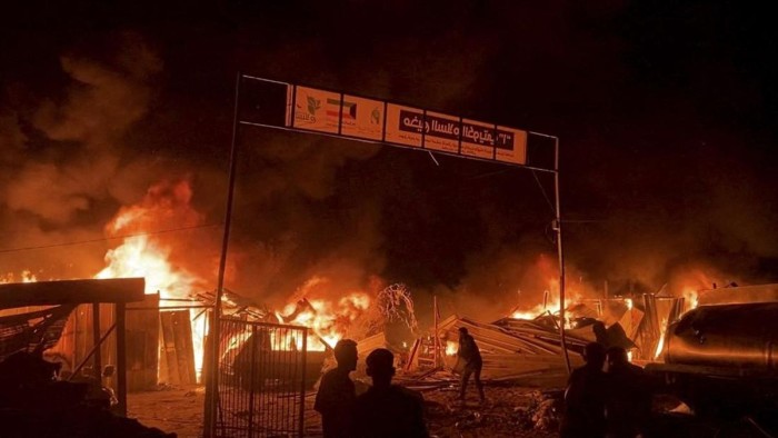 Serangan udara Israel ke Rafah di Gaza selatan menewaskan sebanyak 35 warga Palestina dan melukai belasan orang lainnya. [Reuters TV]
