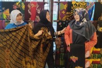 Foto Kika: Kepala Dinas Pariwisata Kaltim, Kepala Dinas Pariwisata PPU, dan Sekretaris Desa Bangun Mulya, di Galeri Batik Sekar Buen. [Antara/ M Ghofar]