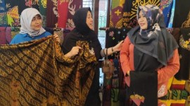 Foto Kika: Kepala Dinas Pariwisata Kaltim, Kepala Dinas Pariwisata PPU, dan Sekretaris Desa Bangun Mulya, di Galeri Batik Sekar Buen. [Antara/ M Ghofar]